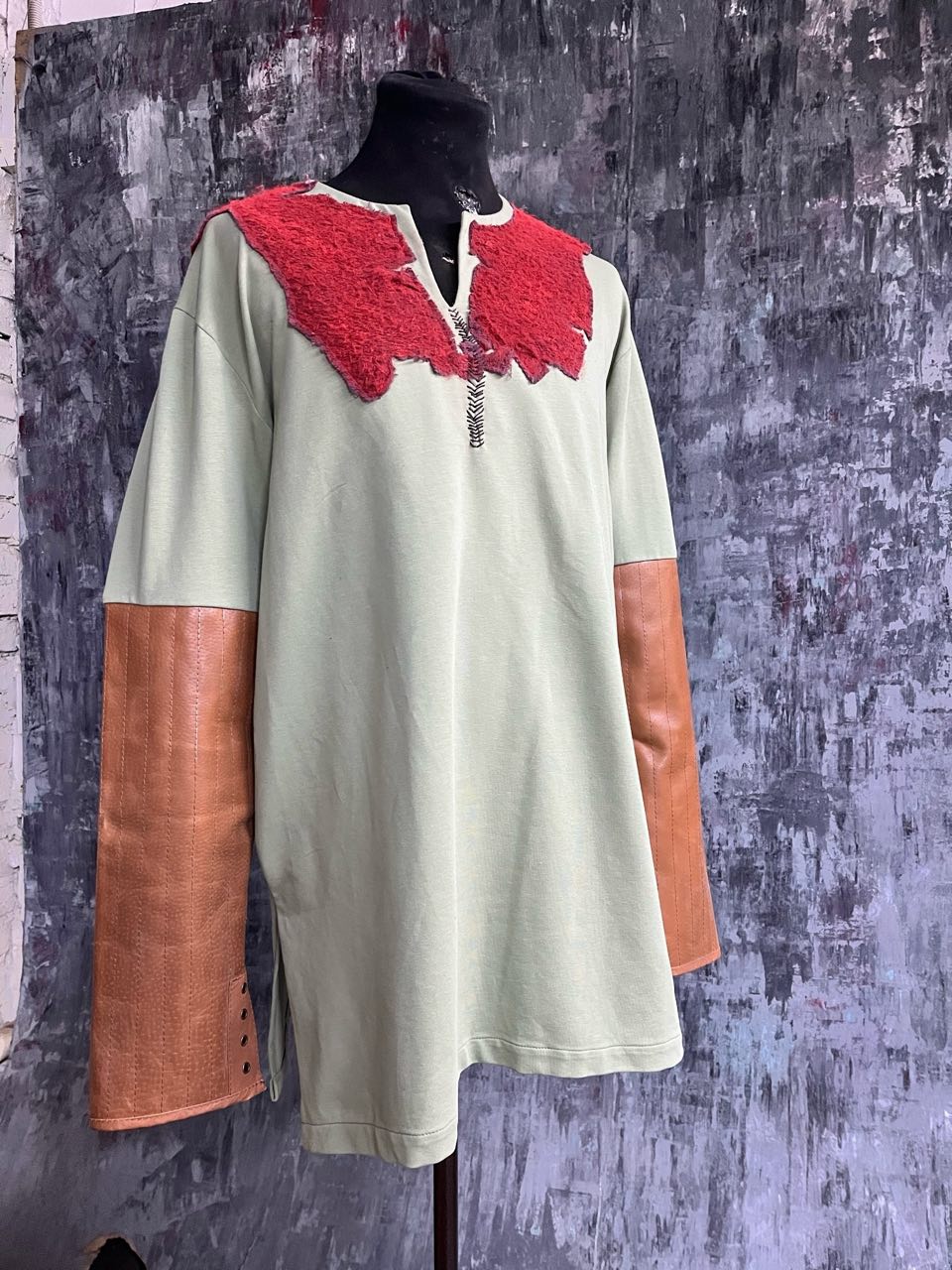 Custom order: Ragnar son green tunic with leather sleeves for Roedraeven