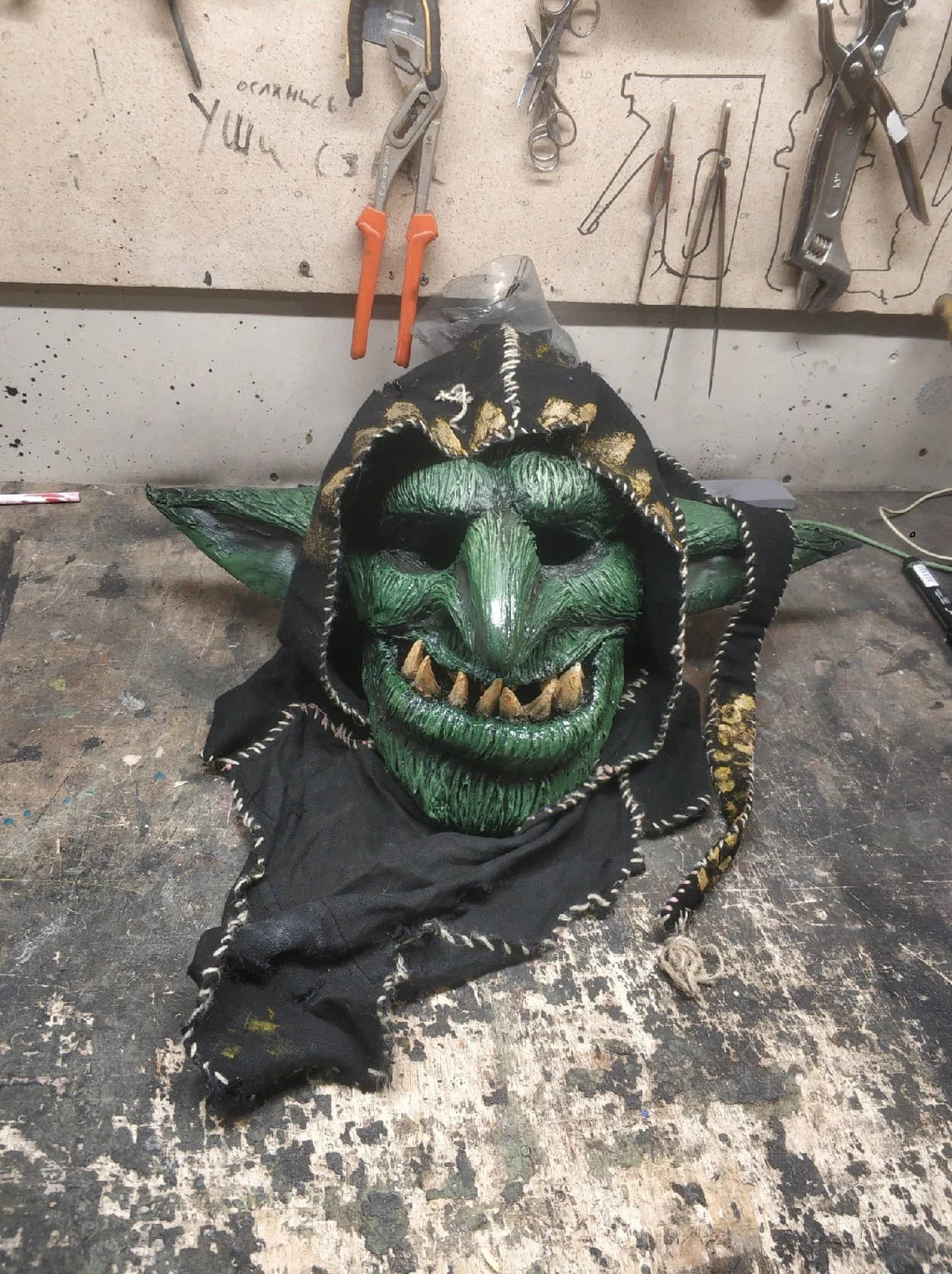 Warhammer-inspired green Ork mask with moving jaw in Green and black, view 2