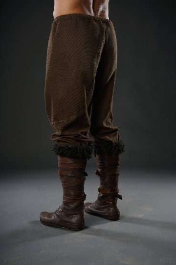 Assassin leather low boots + greaves with fur