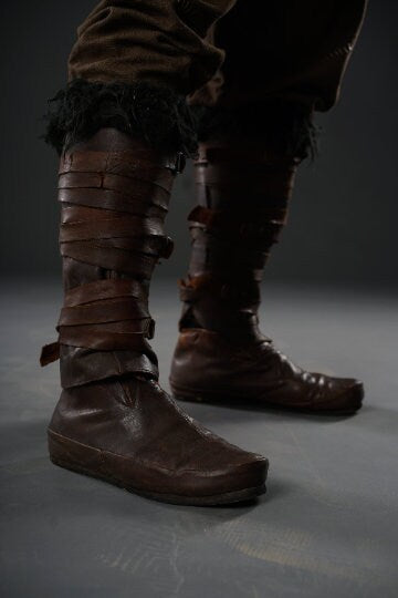 Assassin leather low boots + greaves with fur