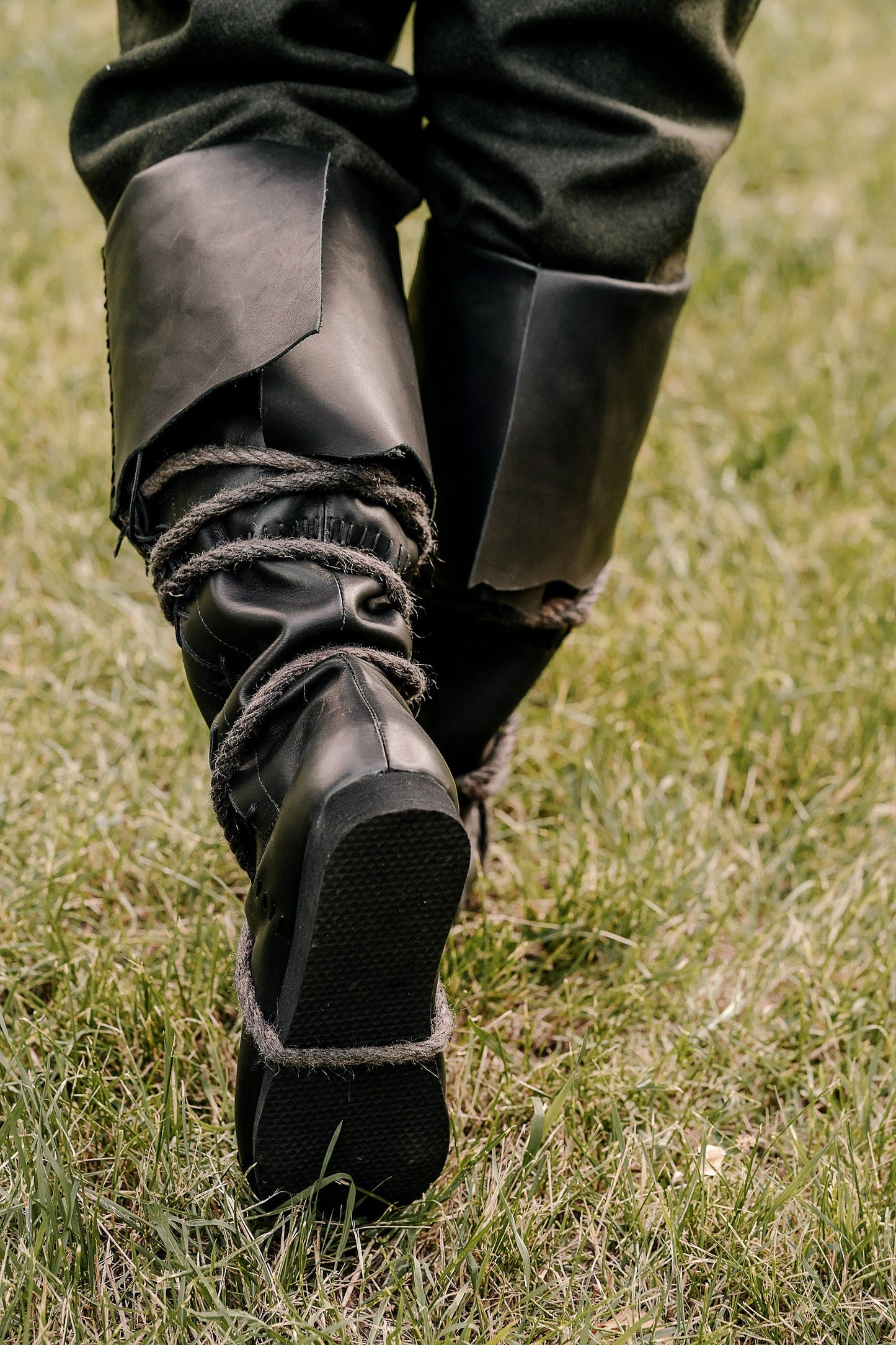 FESTE GRÖSSE mittelalterlicher kniehoher Lederstiefel mit Schnürung