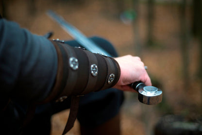 Mittelalterliche Armschienen aus Leder für Larp