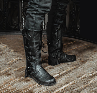 Mittelalterliche hohe Lederstiefel mit Schnallen