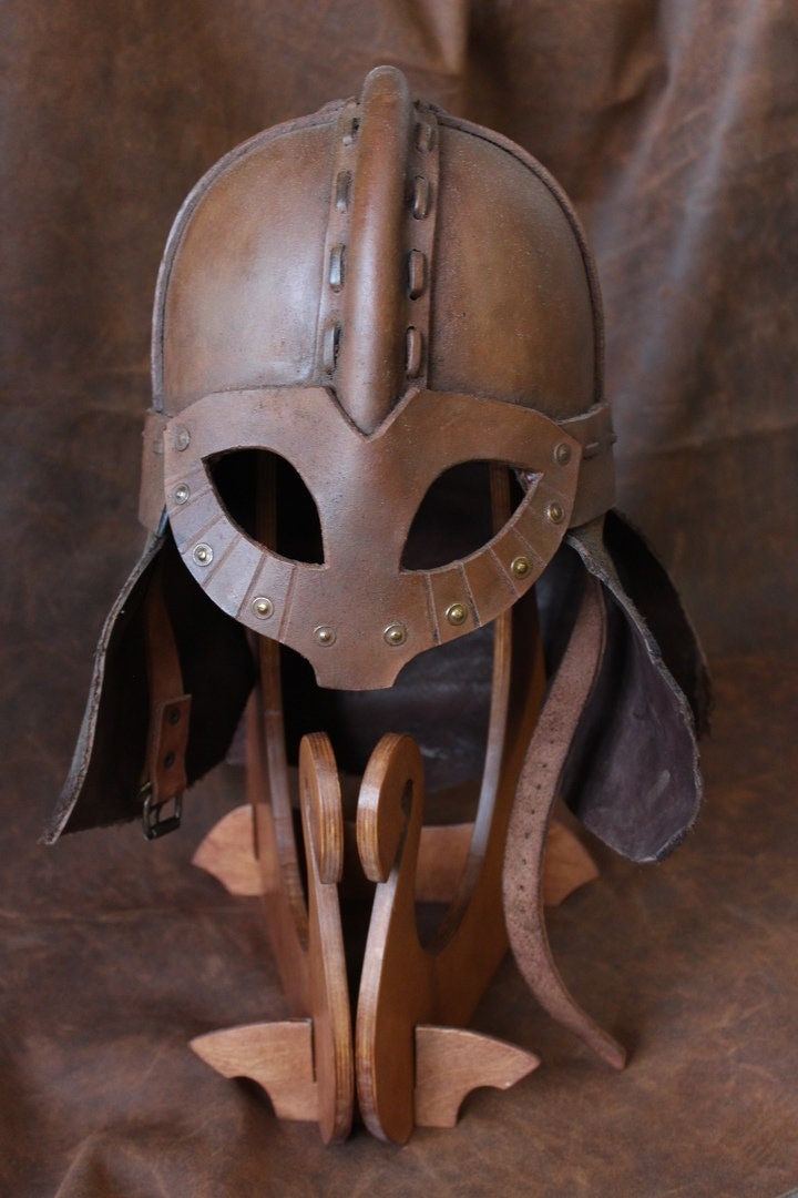 Wooden helmet stand "Drakkar"