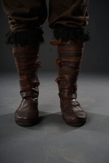 Assassin leather low boots + greaves with fur