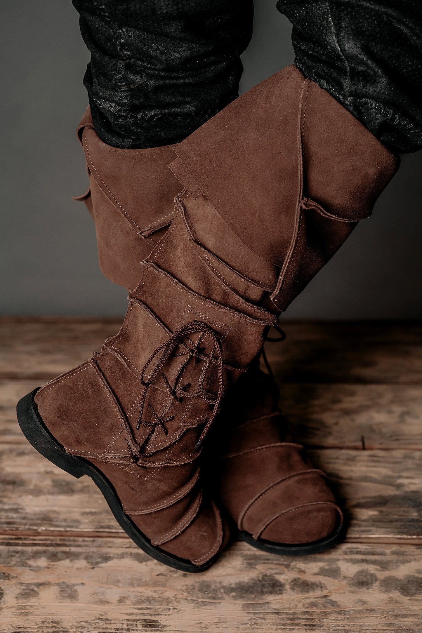 Mittelalterliche kniehohe Lederstiefel