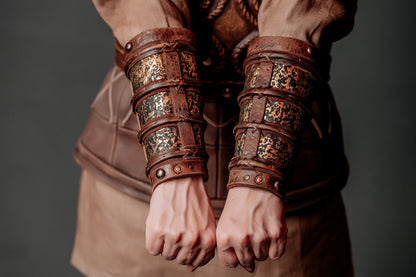Mittelalterliche Armschienen aus Leder von Porunn (Wikinger)
