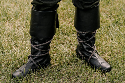 Mittelalterliche hohe Stiefel mit Schnürung