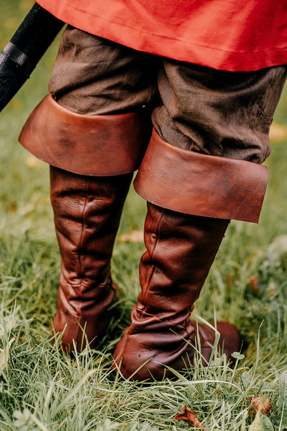 Mittelalterliche hohe Lederstiefel