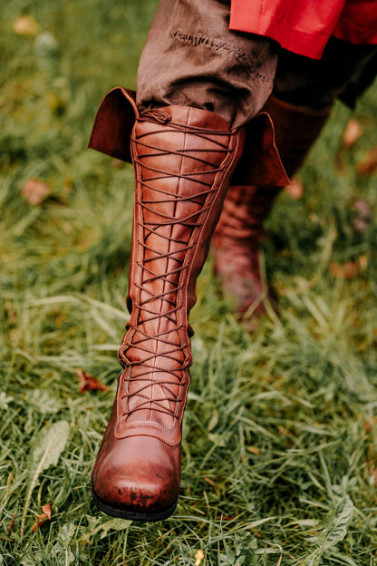 Mittelalterliche hohe Lederstiefel