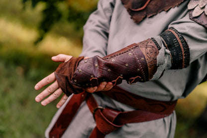 Robin Hood leather bracers